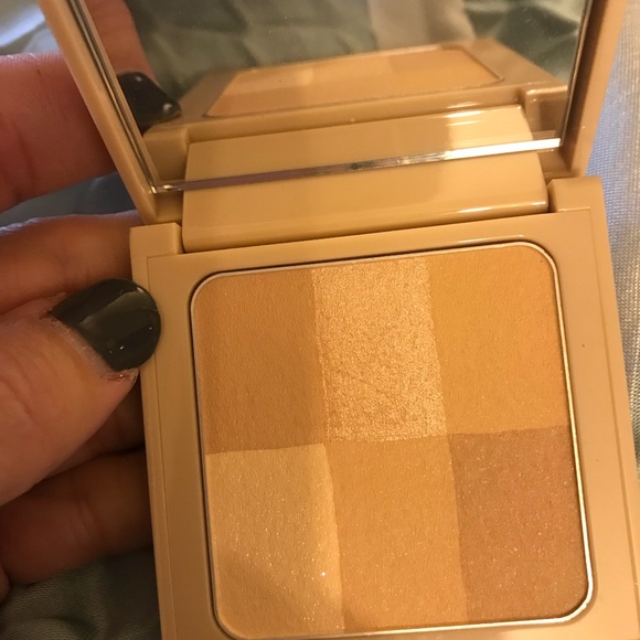 🌸 🌸🌸 BOBBI BROWN illuminating powder NWOT - Picture 2 of 3